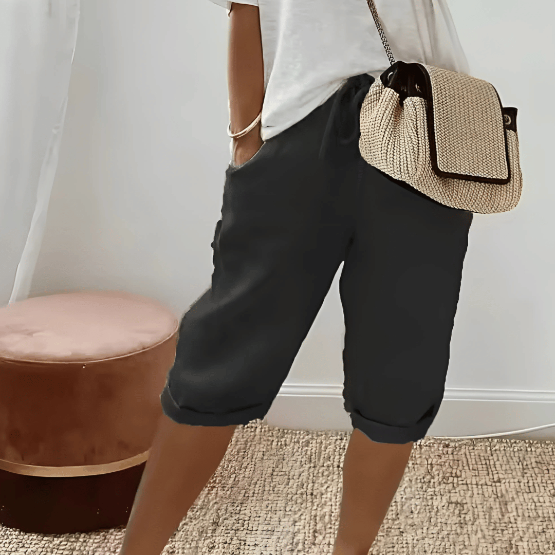Casual women's knee-length harem shorts featuring an elastic waist and high rise for ultimate comfort and style.