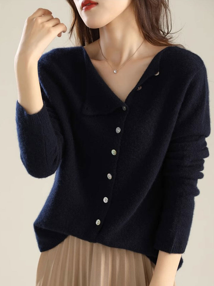 Versatile women's cozy cardigan. Elegant knitwear with a relaxed fit, perfect for layering.