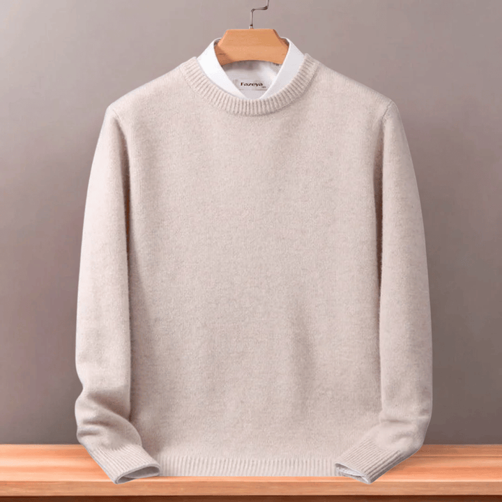 Modern men's oversized sweater, casual style, comfortable long sleeve loose fit. Cozy winter fashion.