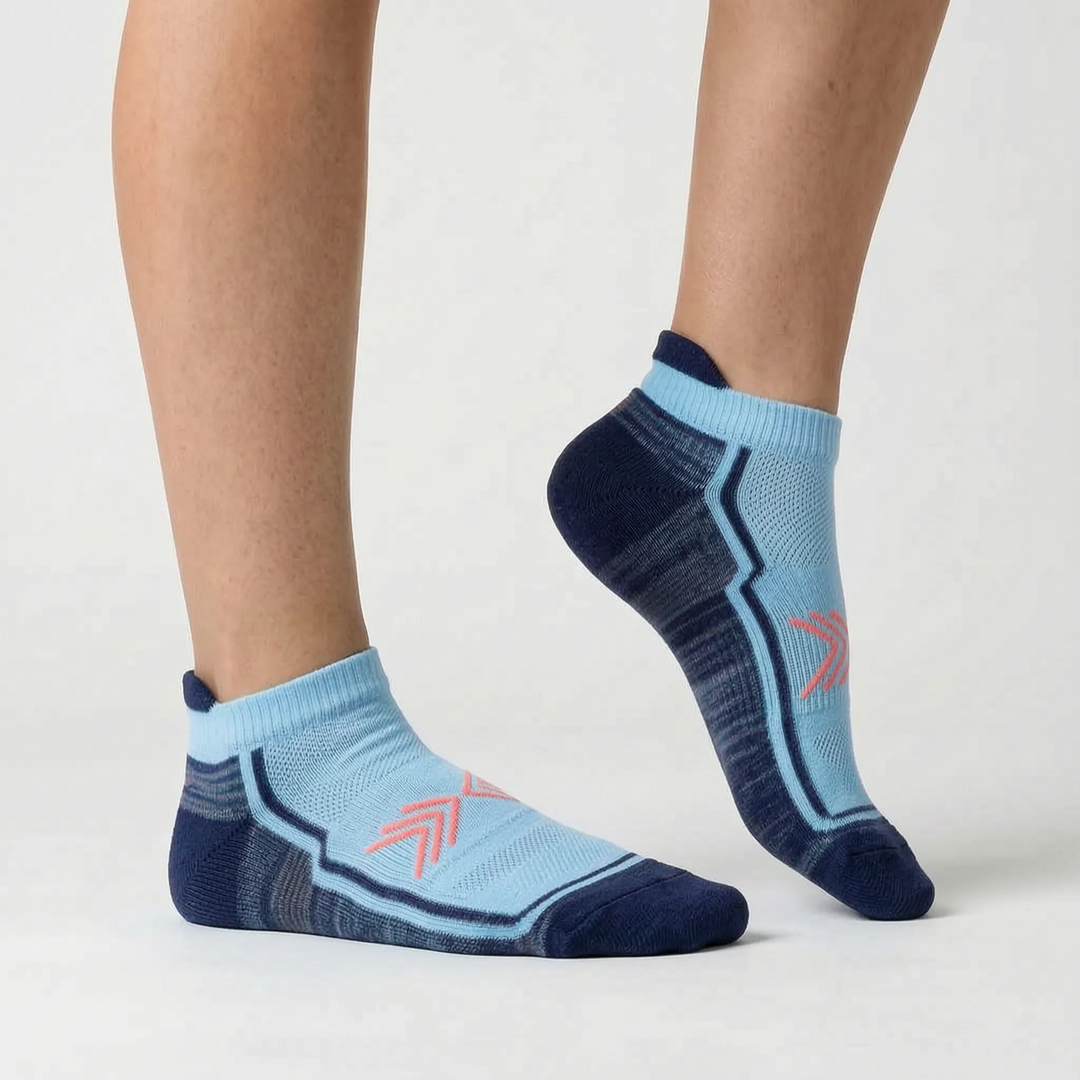 Women's workout ankle socks in green. Durable athletic socks for comfortable running.