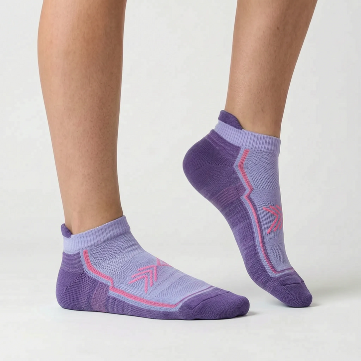 Comfortable green women's workout socks. Performance ankle socks for active running.