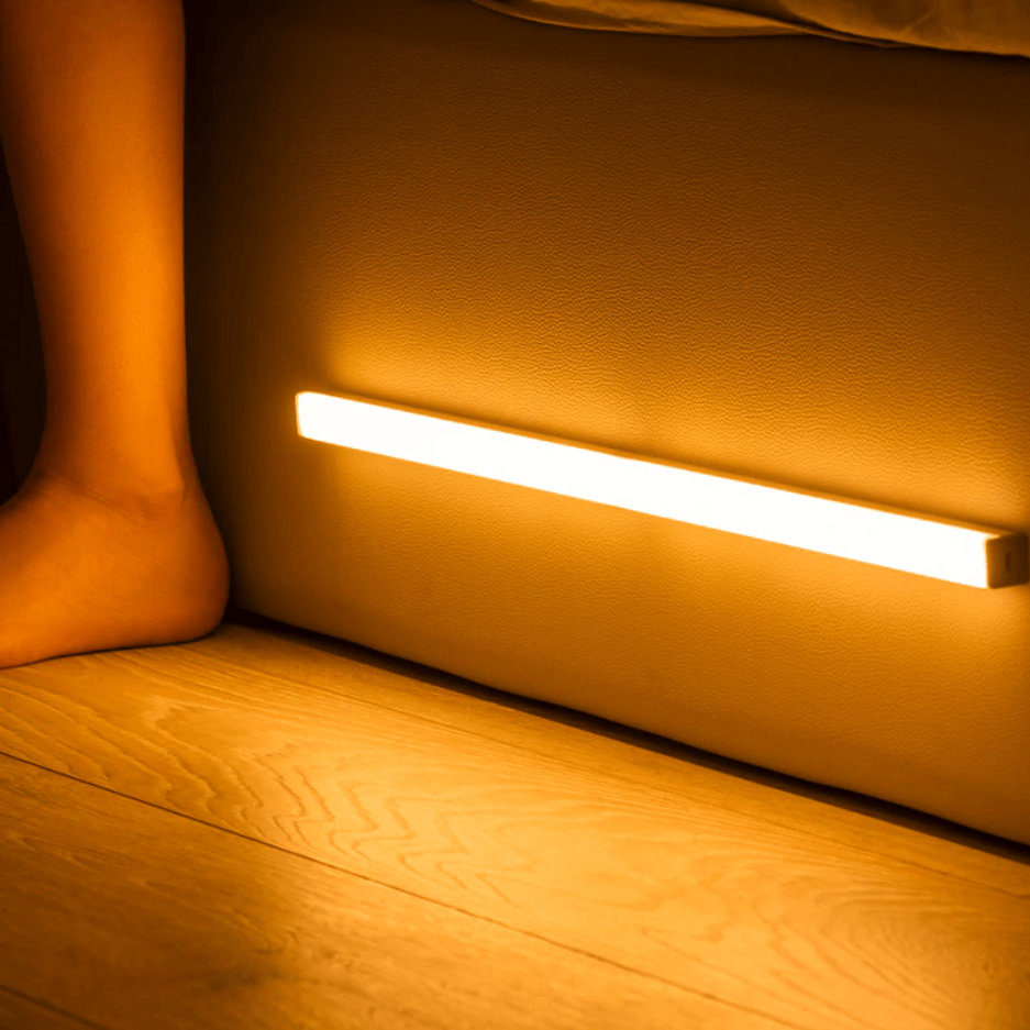 Smart wireless LED light fixture with motion sensor for kitchen, closet, or pantry. Easy USB power.