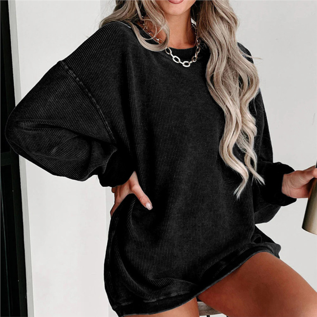 Chic women's oversized crewneck sweatshirt, versatile long sleeve top, perfect layering piece for fall fashion.