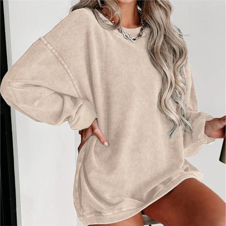 Versatile women's oversized crewneck sweatshirt, ideal for lounging or casual outings, chic comfort wear.