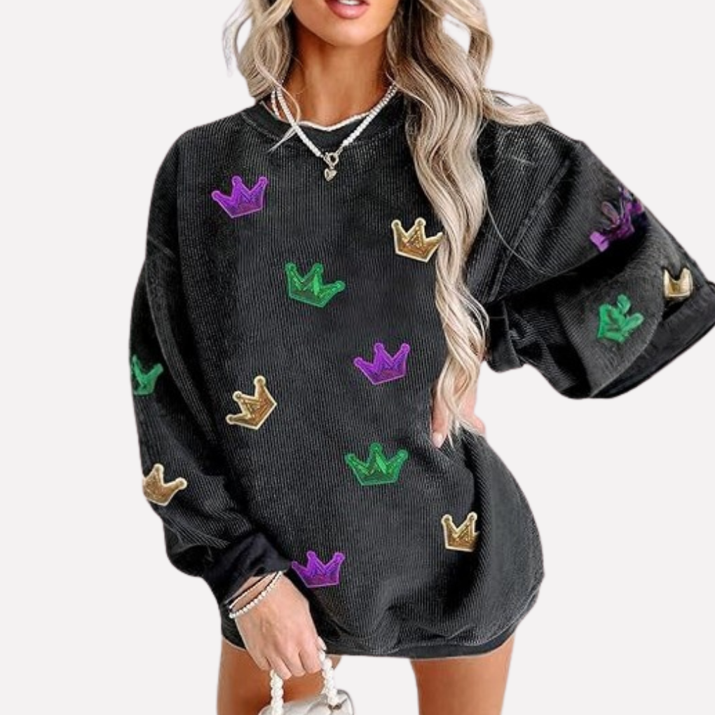 Model in a relaxed fit women's oversized crewneck sweatshirt, showcasing chic comfort and versatile fashion.