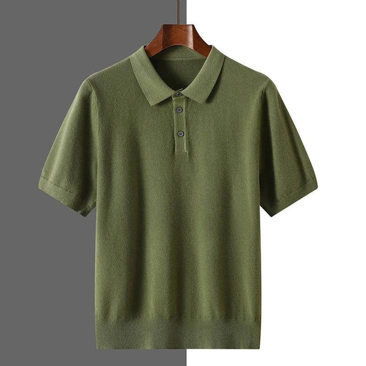 Comfortable men's short-sleeve polo shirt, an essential piece for casual fashion and classic everyday style.