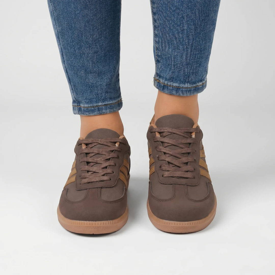 Retro-style women's trainers with a flat sole and laces, excellent for comfortable daily wear.