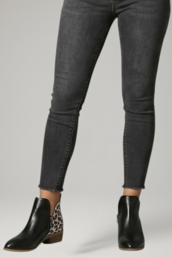 Chic women's ankle boots featuring a practical side zipper & comfortable low heel for versatile autumn fashion.