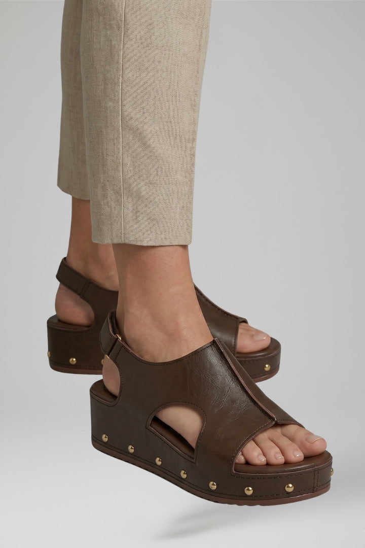 Elegant women's platform sandals, providing cushioned comfort & stylish elevation for summer outfits.