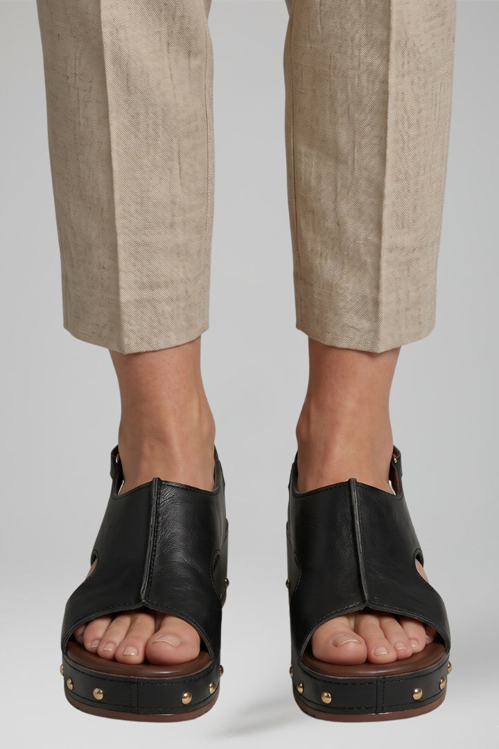 Modern women's platform sandals featuring a cushioned sole & versatile design for everyday summer style.