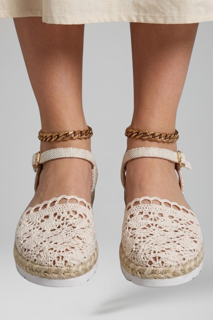 Comfortable women's platform sandals with stylish upper, open toe & chunky sole, ideal for summer outfits.