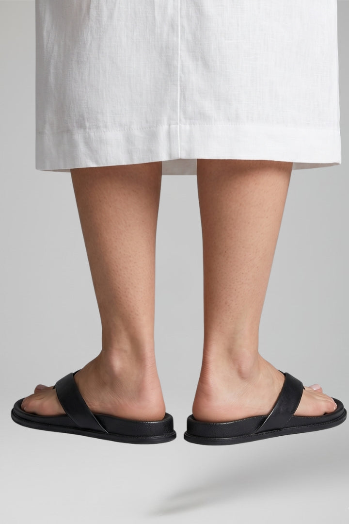 Lightweight flat women's sandals with adjustable straps and soft cushioning for ultimate comfort.