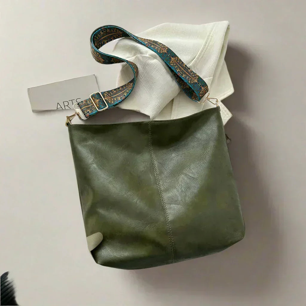 Timeless women's classic shoulder bag, a versatile retro style handbag for any occasion.