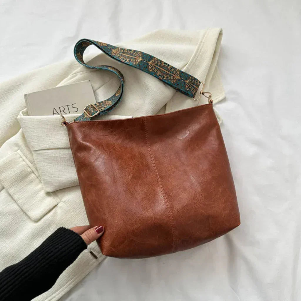 Chic vintage style shoulder bag for women, perfect everyday elegant accessory with a classic retro look.