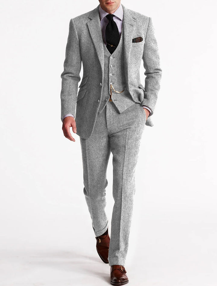Formal men's three-piece suit, a refined choice for weddings & gala events. Tuxedo-style elegance for special occasions.