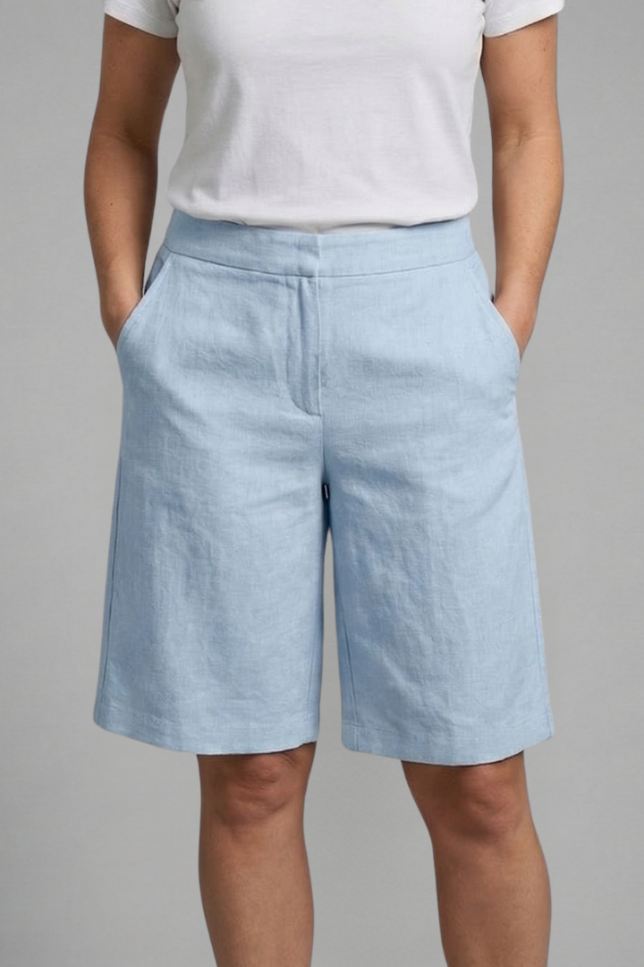 Women's knee-length shorts with a comfortable elastic waistband & side pockets, ideal for casual summer outfits.