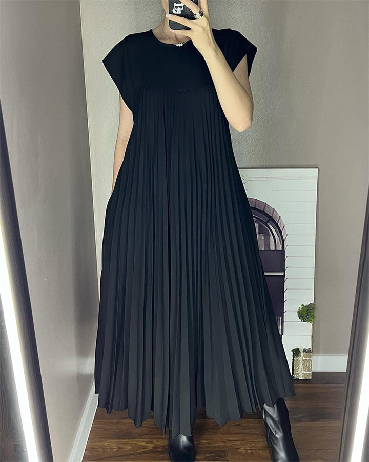 Comfortable women's pleated maxi dress, ideal for summer style, offering a flowing design & elegant occasion wear.