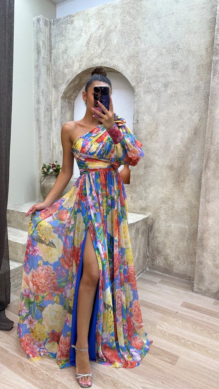 Maxi dress for women, featuring a beautiful floral pattern and a chic high slit.