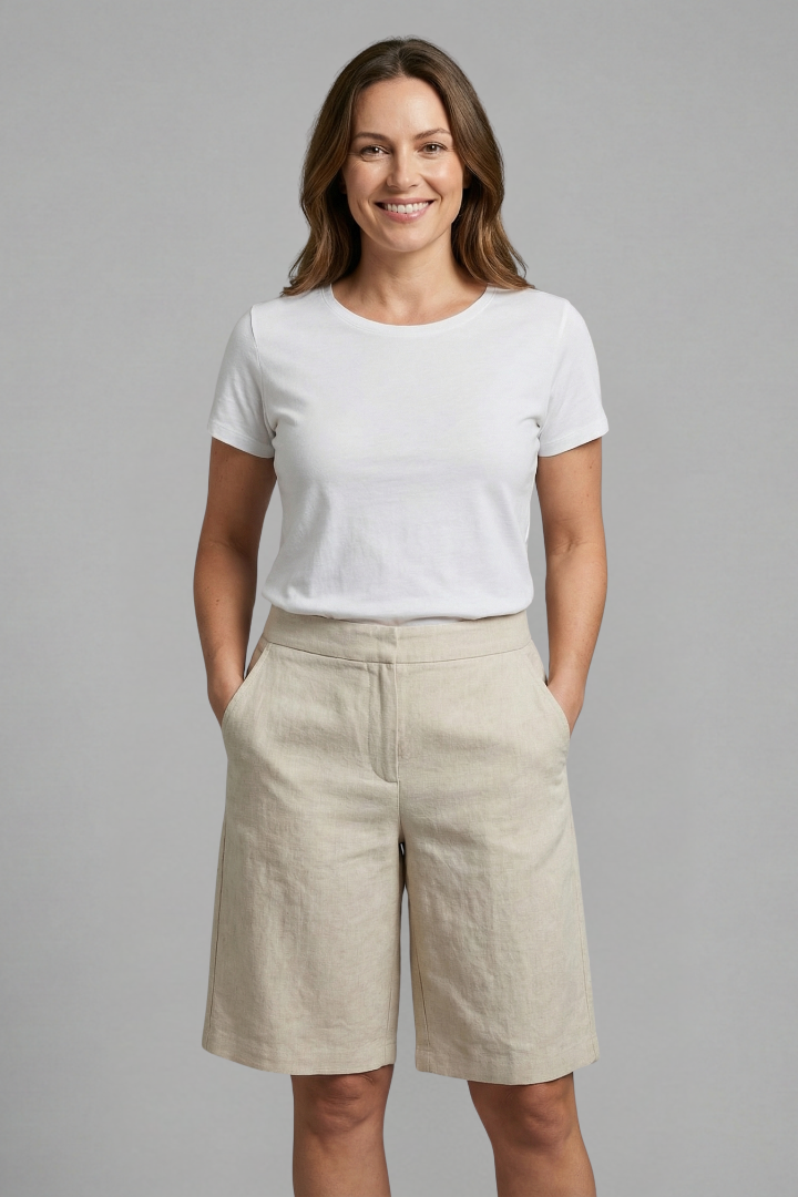 Stylish women's wide-leg tailored shorts, knee-length, ideal for warm weather and elegant casual wear.