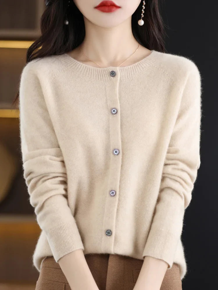 Women's warm O-neck sweater made from premium fine-knit merino wool, versatile style