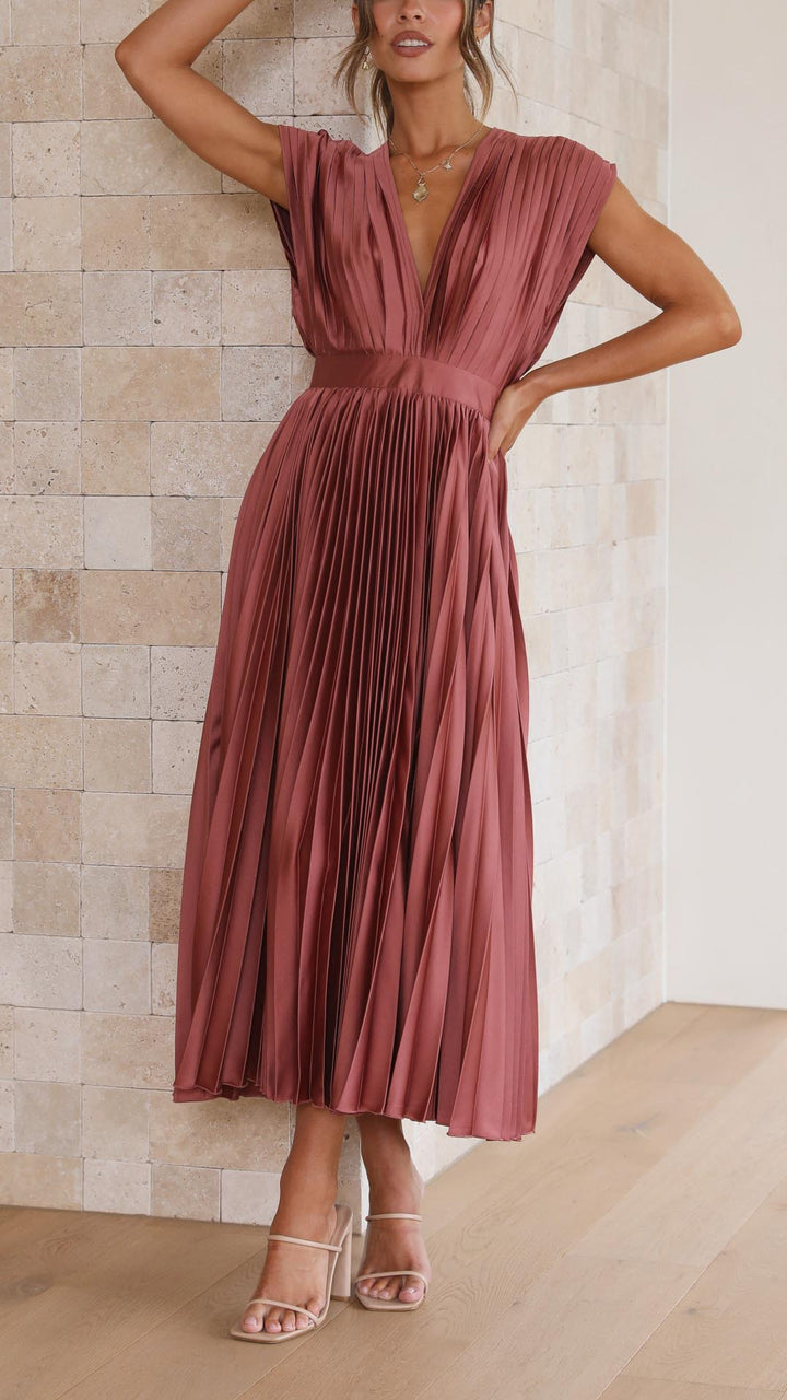 Sleeveless formal pleated maxi dress for women, an elegant choice for special occasion parties.