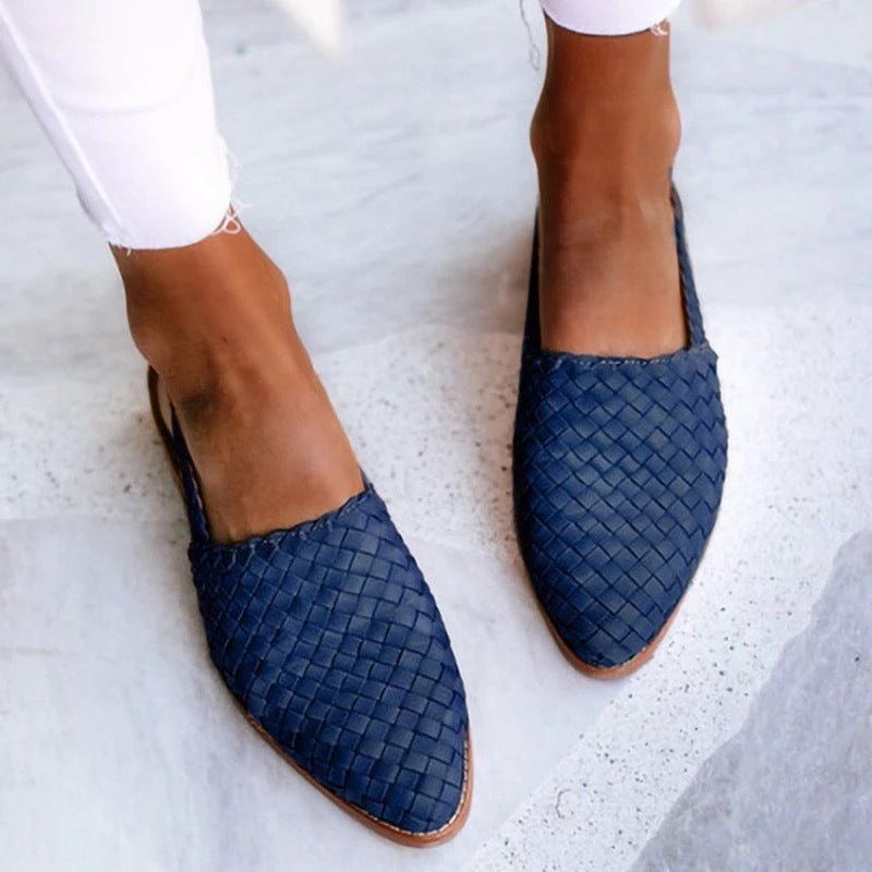 Versatile women's elegant flat mules with a sleek pointed toe, perfect slip-on shoes for summer.