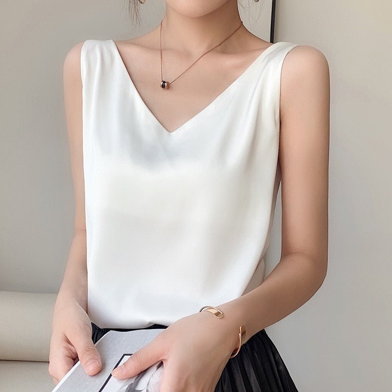 Casual women's sleeveless tank top, great for summer fashion and relaxed everyday comfort.