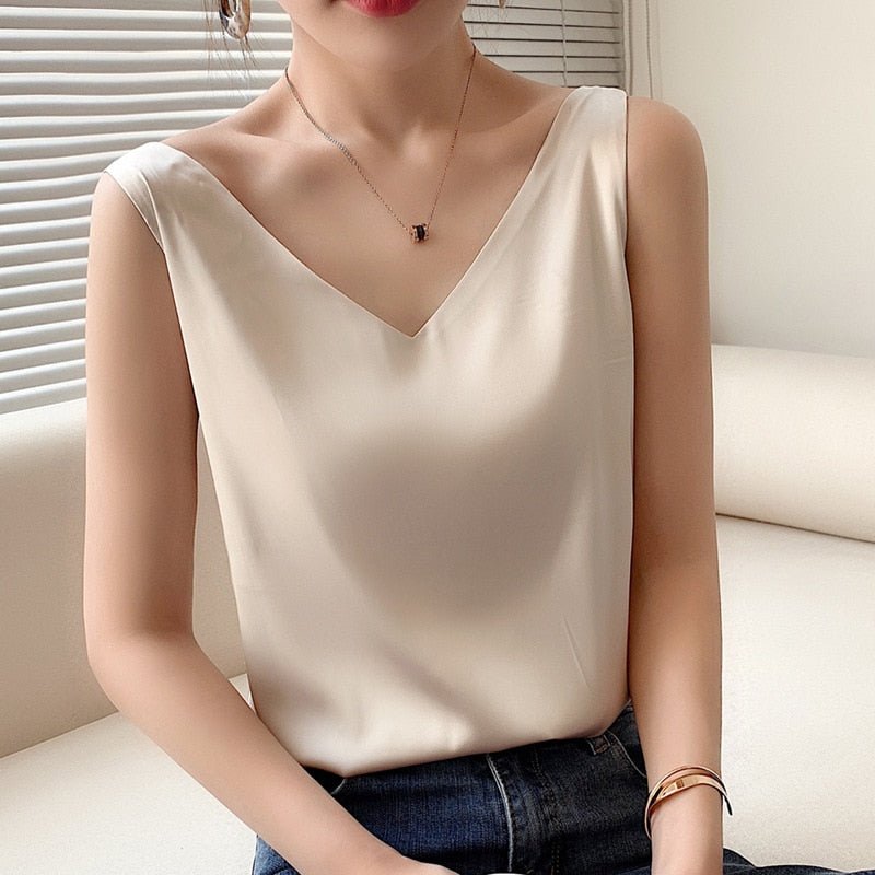 Essential women's sleeveless tank top, a comfortable wardrobe staple for everyday elegance.
