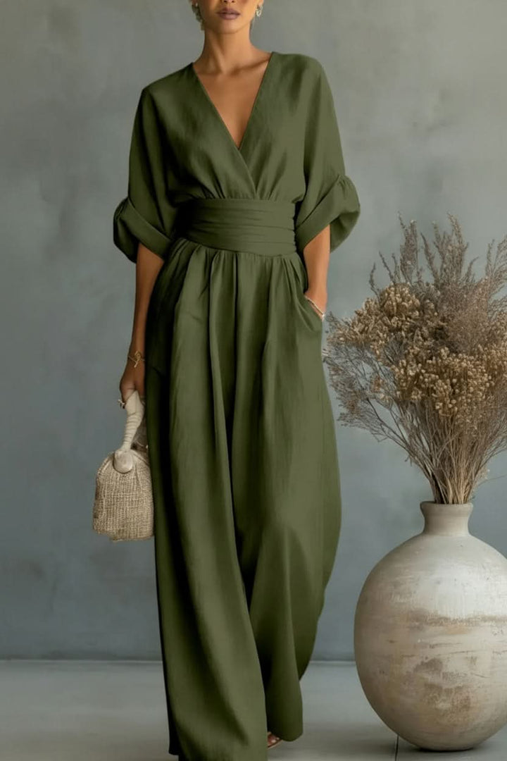 Comfortable women's one-piece jumpsuit in a timeless vintage style, great for everyday elegant wear.
