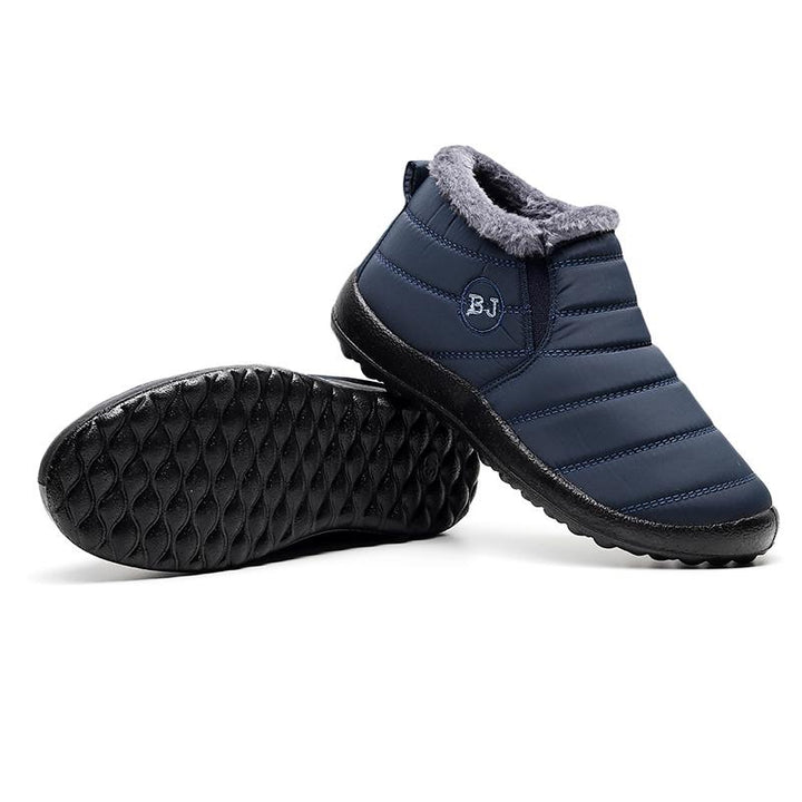 Men's insulated snow boots, black, with a high ankle design for warmth and protection in winter. Durable footwear.