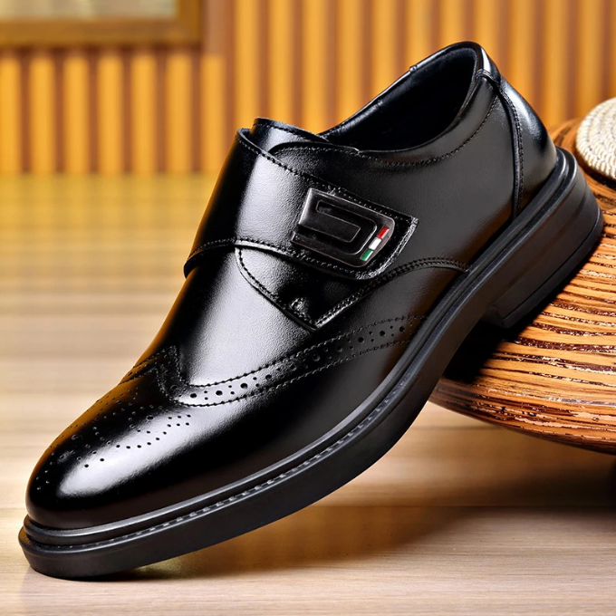 Elegant men's black full-grain leather dress shoes, a timeless oxford for professional wear