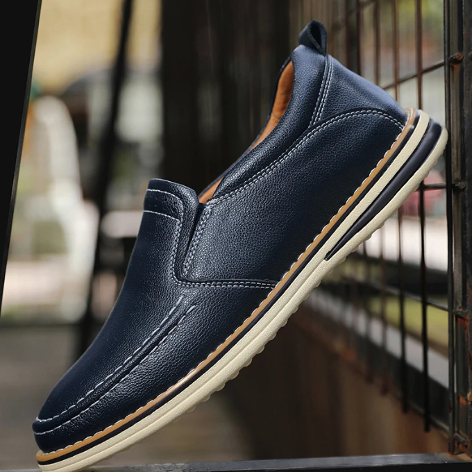 Men's comfortable leather loafers with a slip-on design, suitable for various casual occasions.