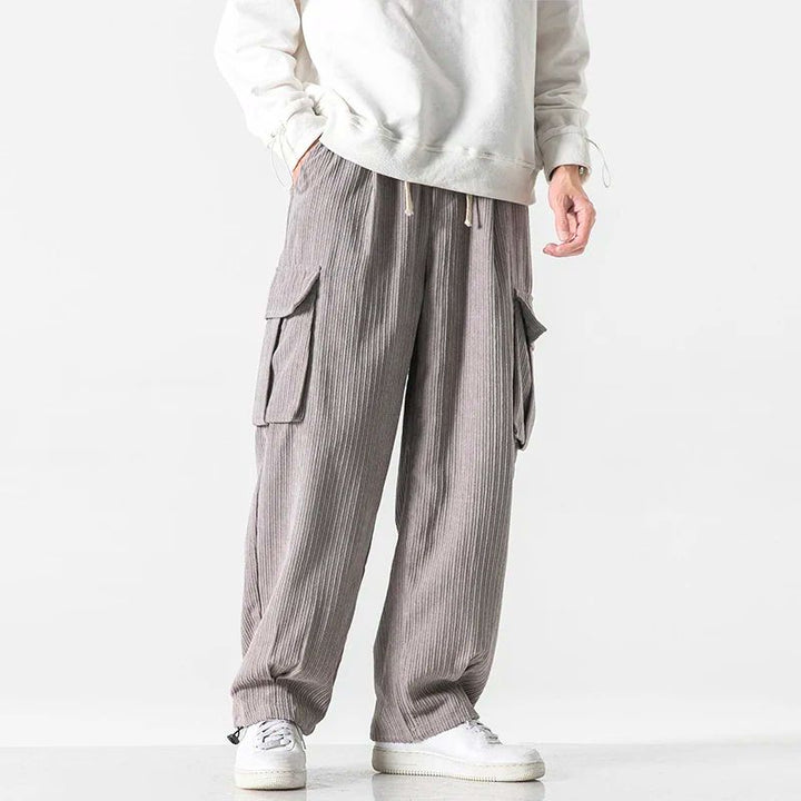 Stylish men's corduroy wide-leg pants, ideal for comfortable daily wear in colder seasons