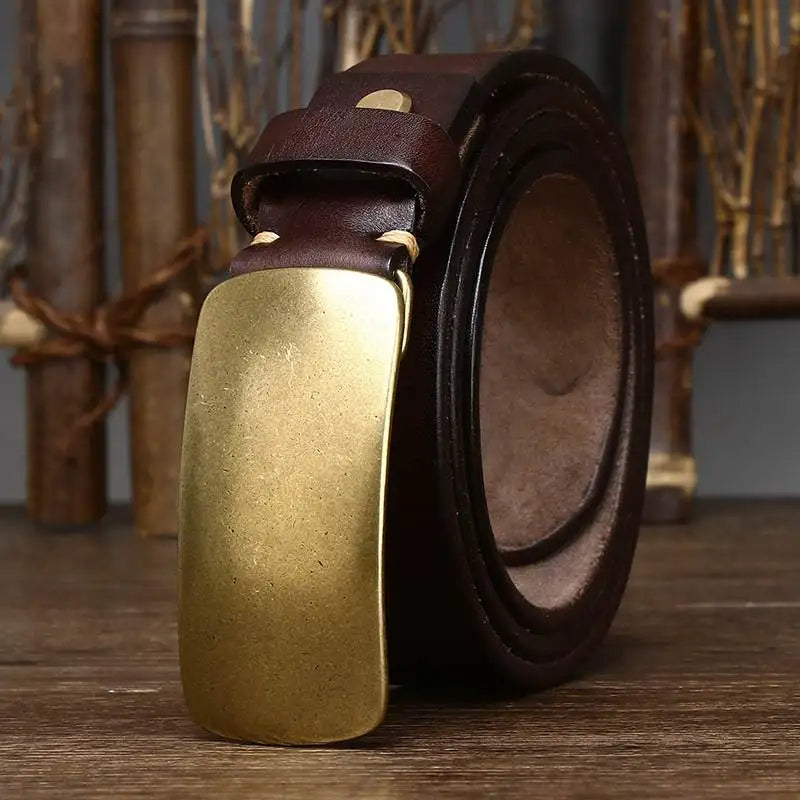 High-quality men's accessory: full grain leather belt featuring a sturdy brass buckle. Durable & stylish.