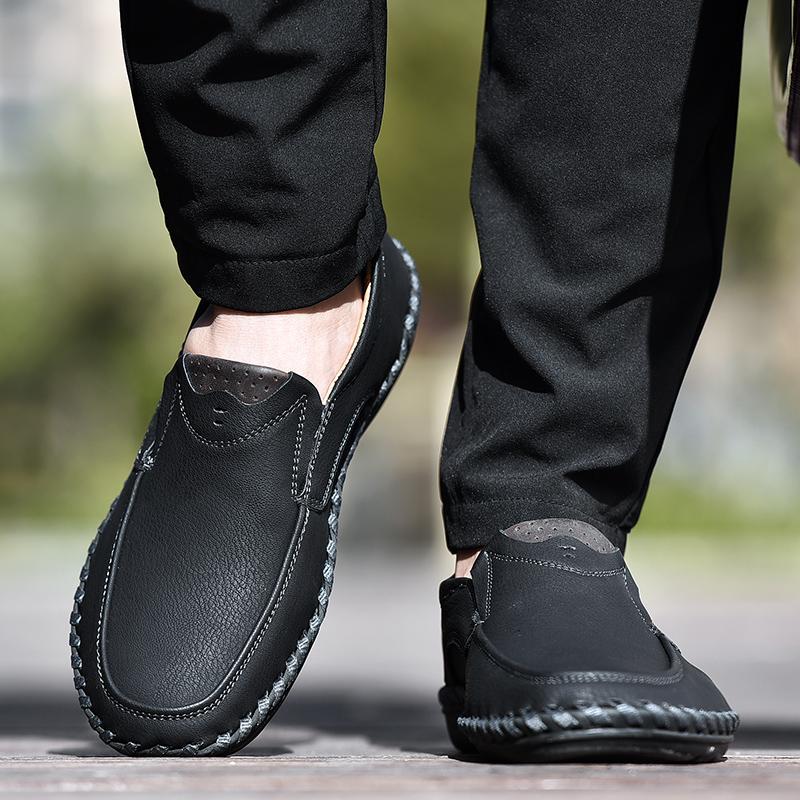 Men's black leather dress shoes with a durable sole, ideal for everyday wear