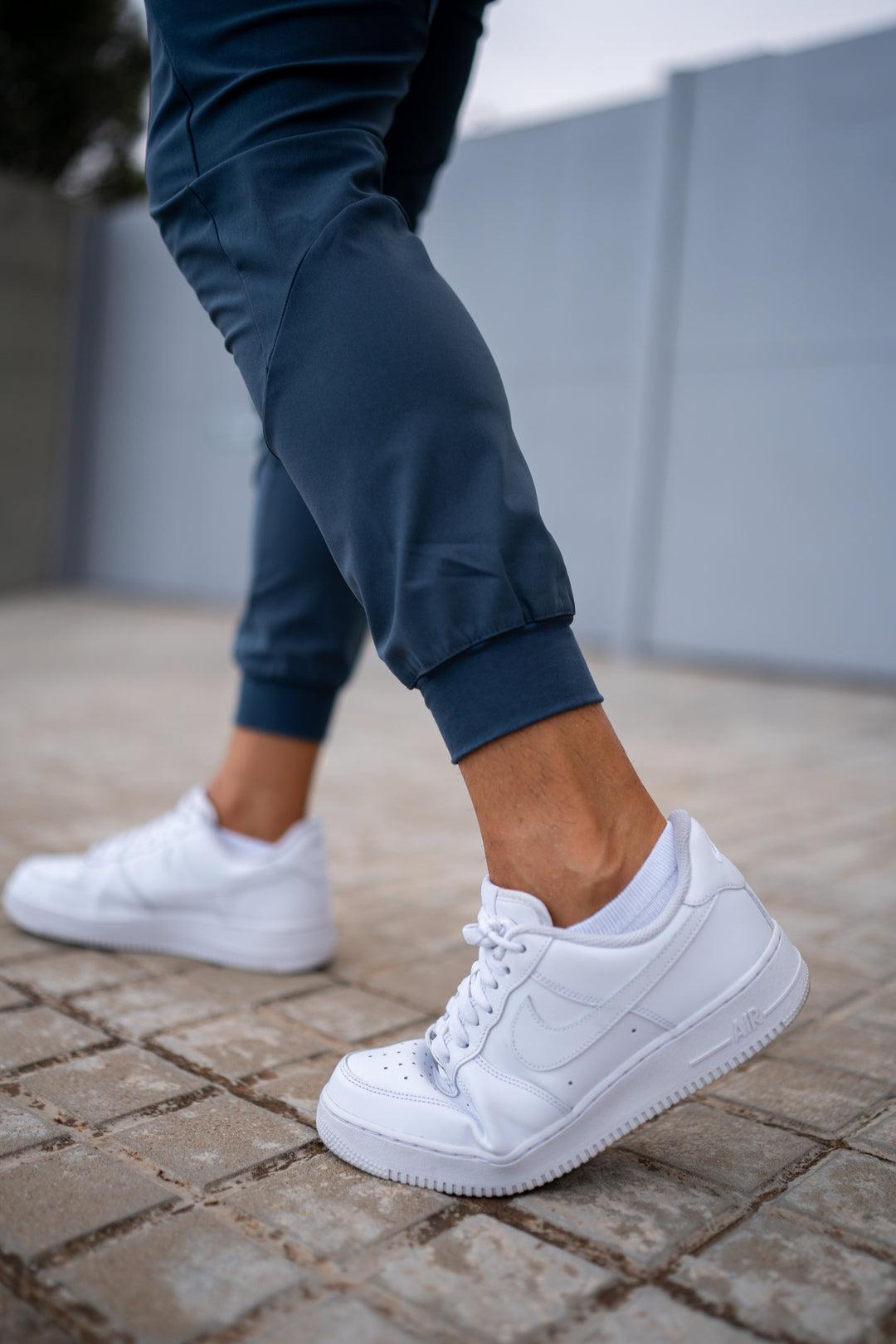 Men's versatile joggers, perfect blend of activewear and casual wear, stretch fabric, practical pockets.