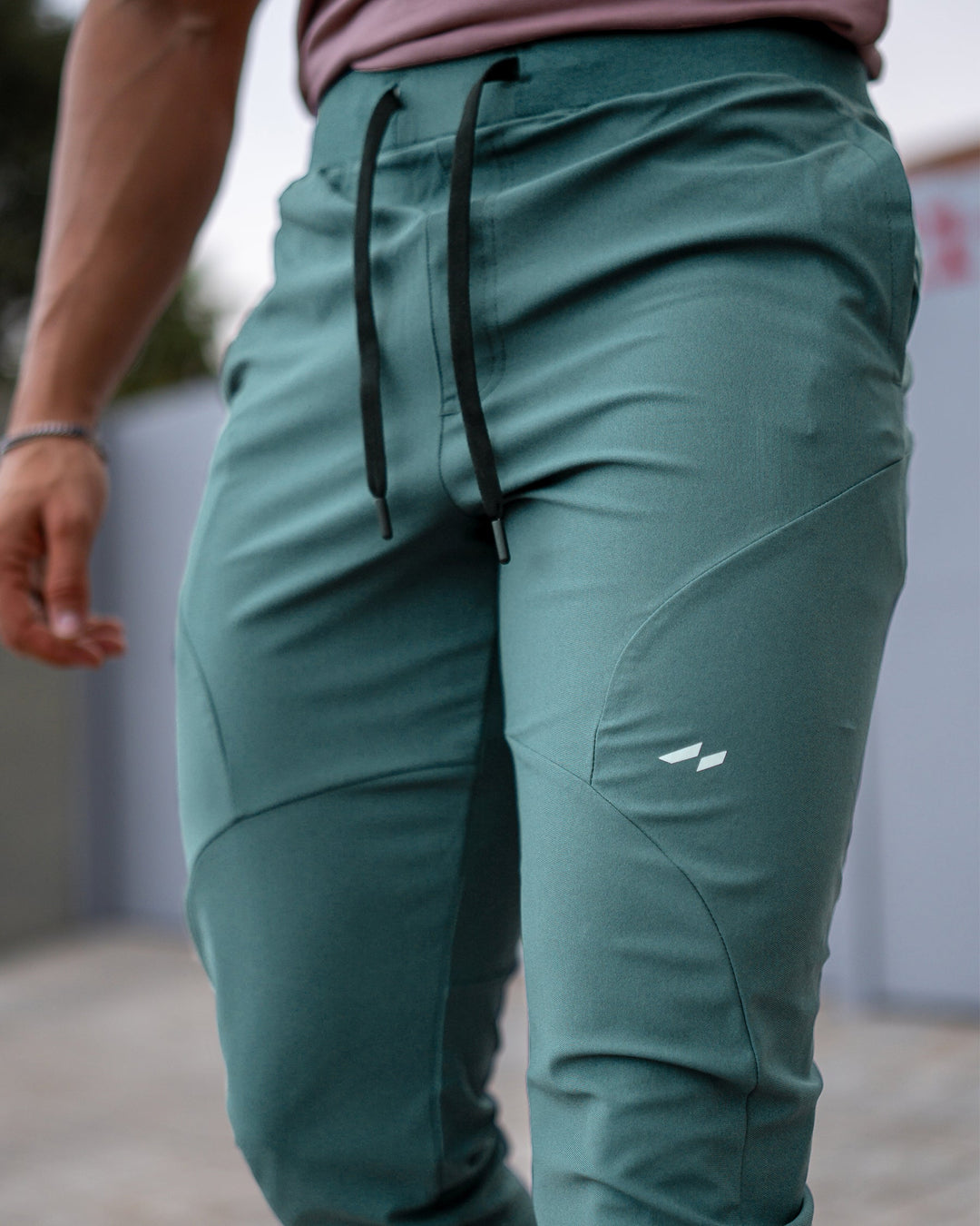 Dynamic men's workout joggers, stretch fabric enabling full range of motion, excellent for gym sessions.