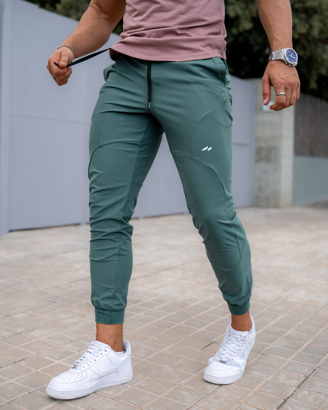 Athletic men's joggers with pockets, quick-dry, comfortable stretch fabric, perfect for sports and leisure.