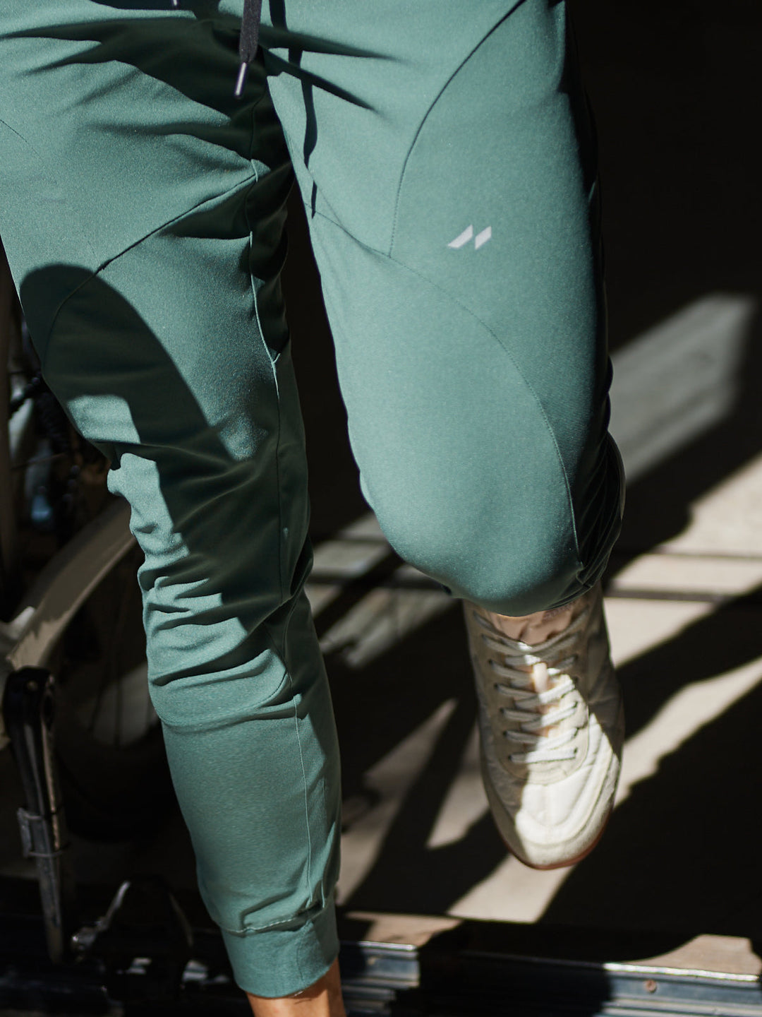 Men's durable joggers, reinforced stitching for long-lasting wear, quick-dry and comfortable stretch.