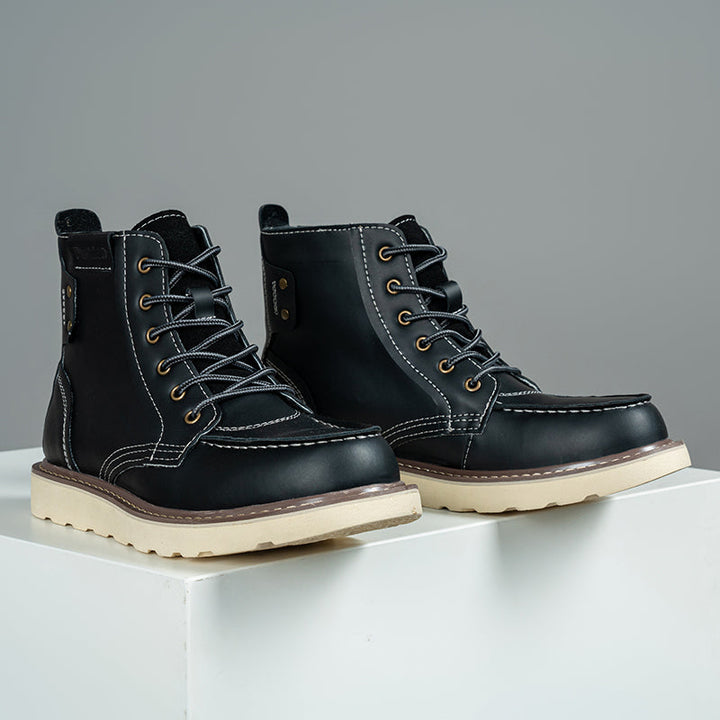 Men's casual black chukka boots, waterproof and easy to pair with jeans or other casual trousers.