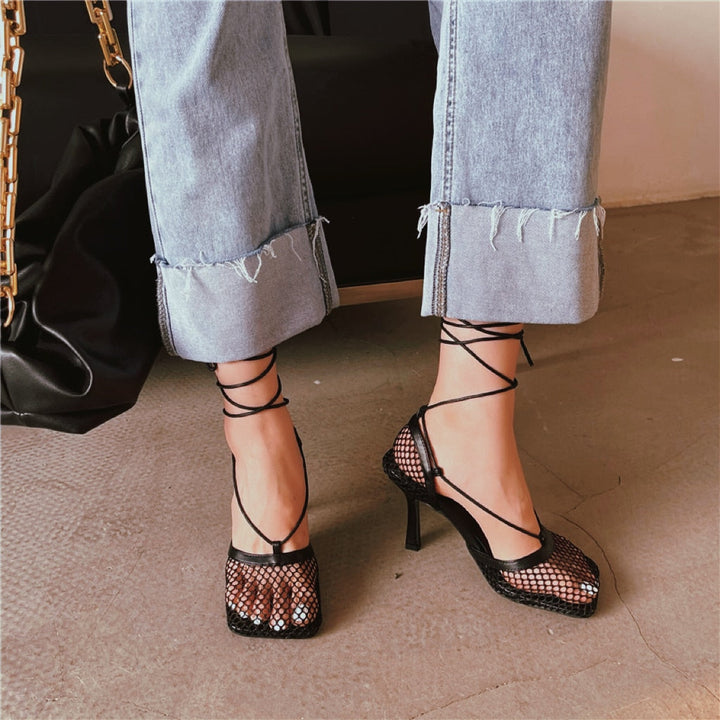 Versatile women's pumps: pointed toe, elegant lace-look design & comfortable block heel. Chic for any event.