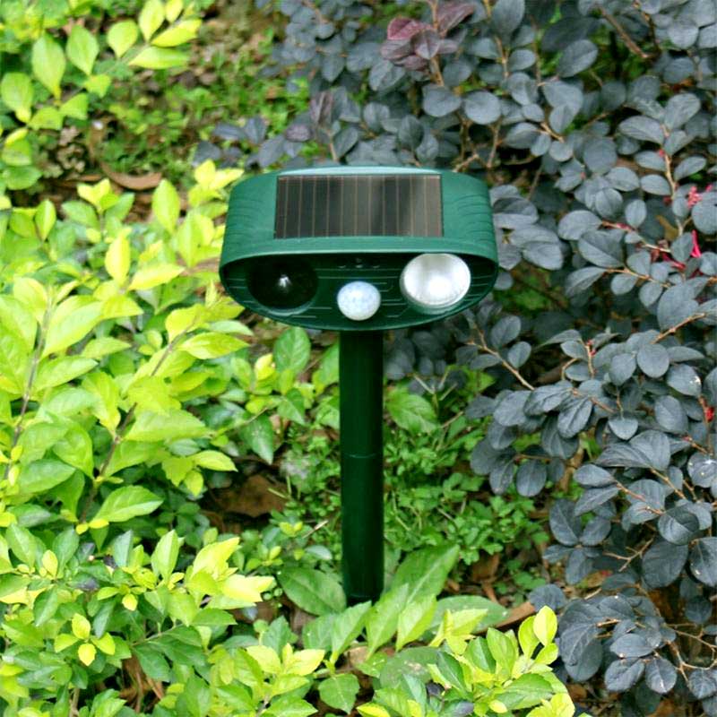 Solar - Powered Ultrasonic Deer Repeller with Flashing Light - Lexians
