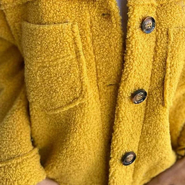 Comfortable women's short jacket with a stylish lapel collar, ideal for casual and chic outfits.