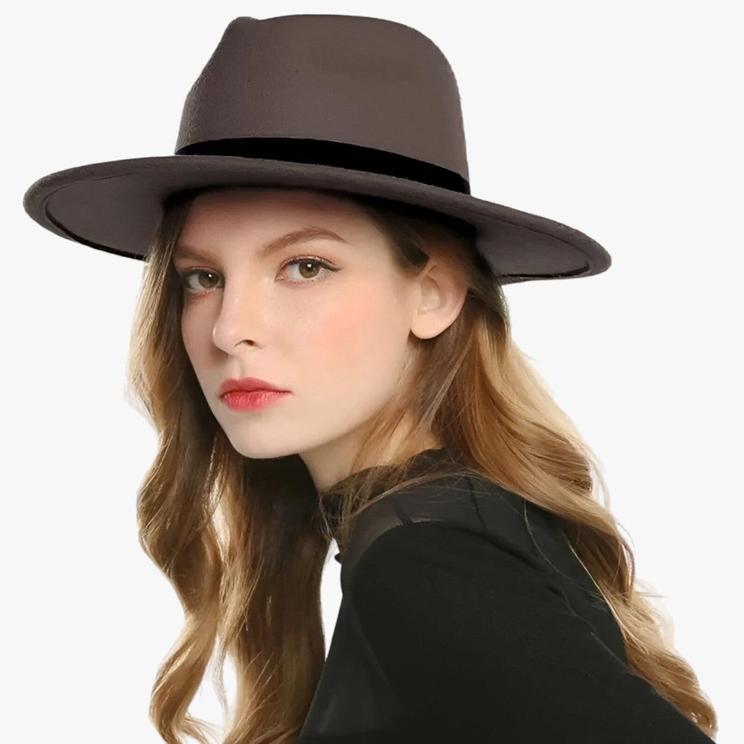 Classic beige wool felt fedora for unisex vintage style. A warm, weather-resistant fashion accessory.