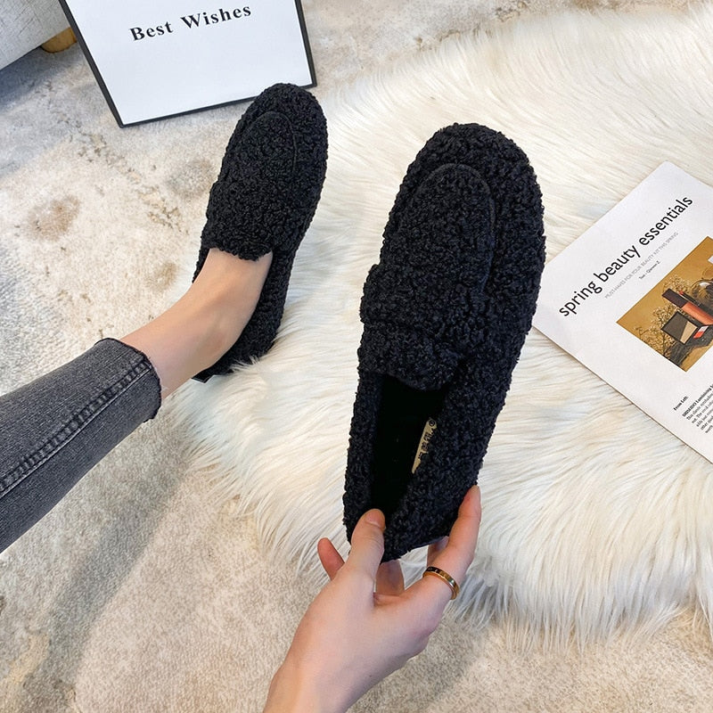 Indoor casual unisex winter slippers, offering superior warmth and cozy comfort.