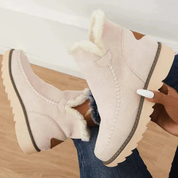 Stylish women's fleece-lined platform ankle boots, ideal for warmth and fashion in winter