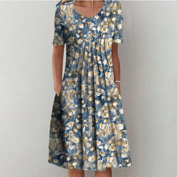Casual women's summer dress in a beautiful floral print. Midi length with short sleeves and round neck.