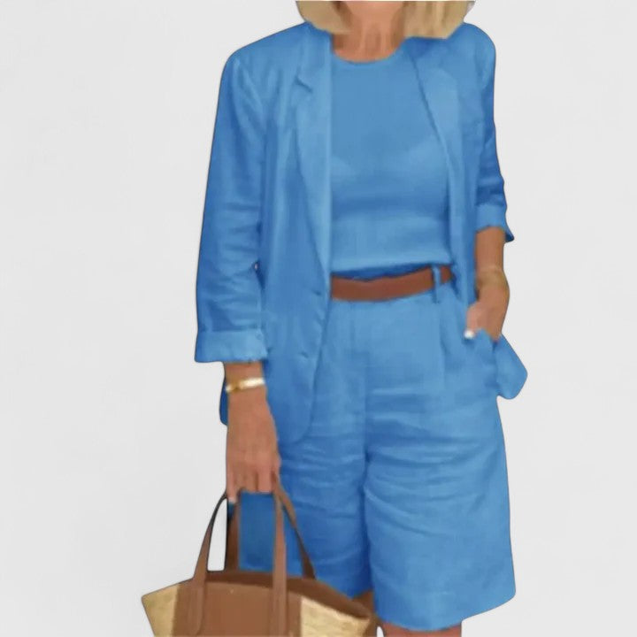 Fashionable women's summer outfit: a chic blazer and comfortable Bermuda shorts, ideal for vacation style.