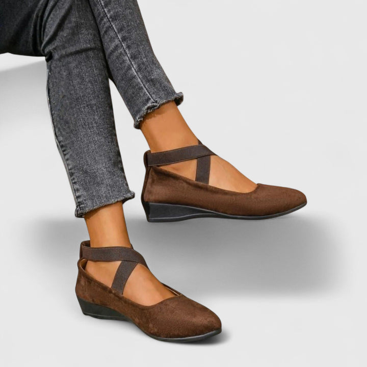 Comfortable women's closed-toe wedge sandals, featuring unique crossover elastic straps for a secure and stylish fit.