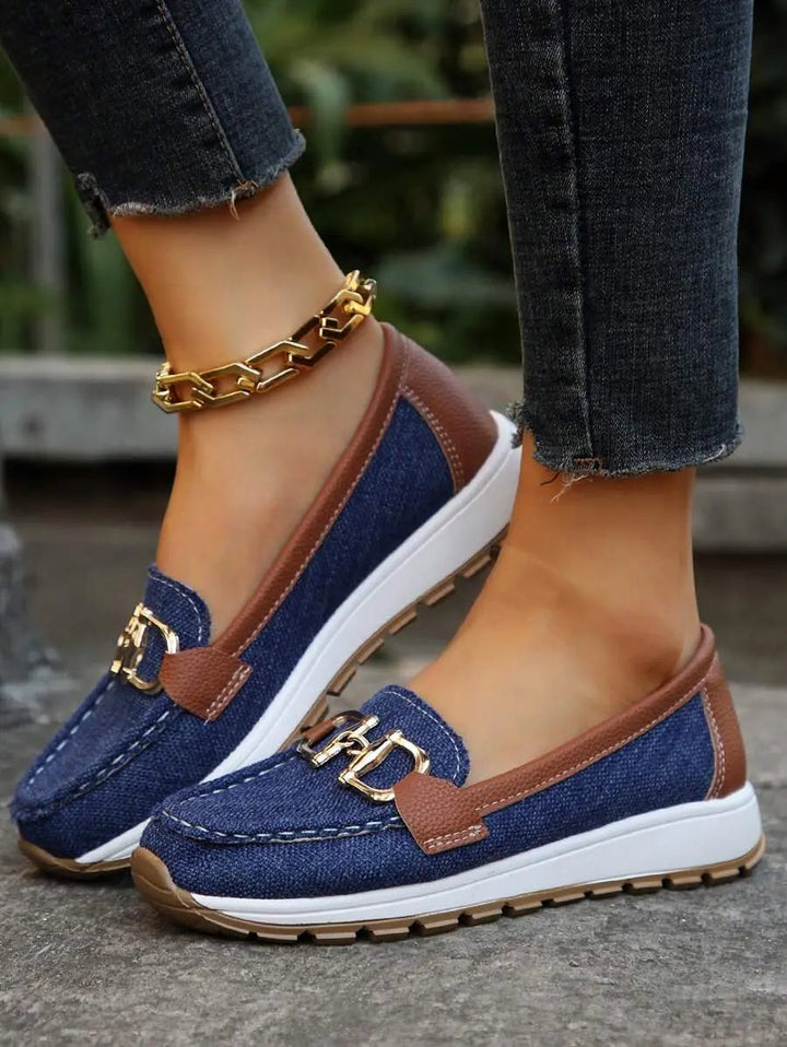 Orthopedic women's loafers, comfortable and non-slip, essential for daily walking.